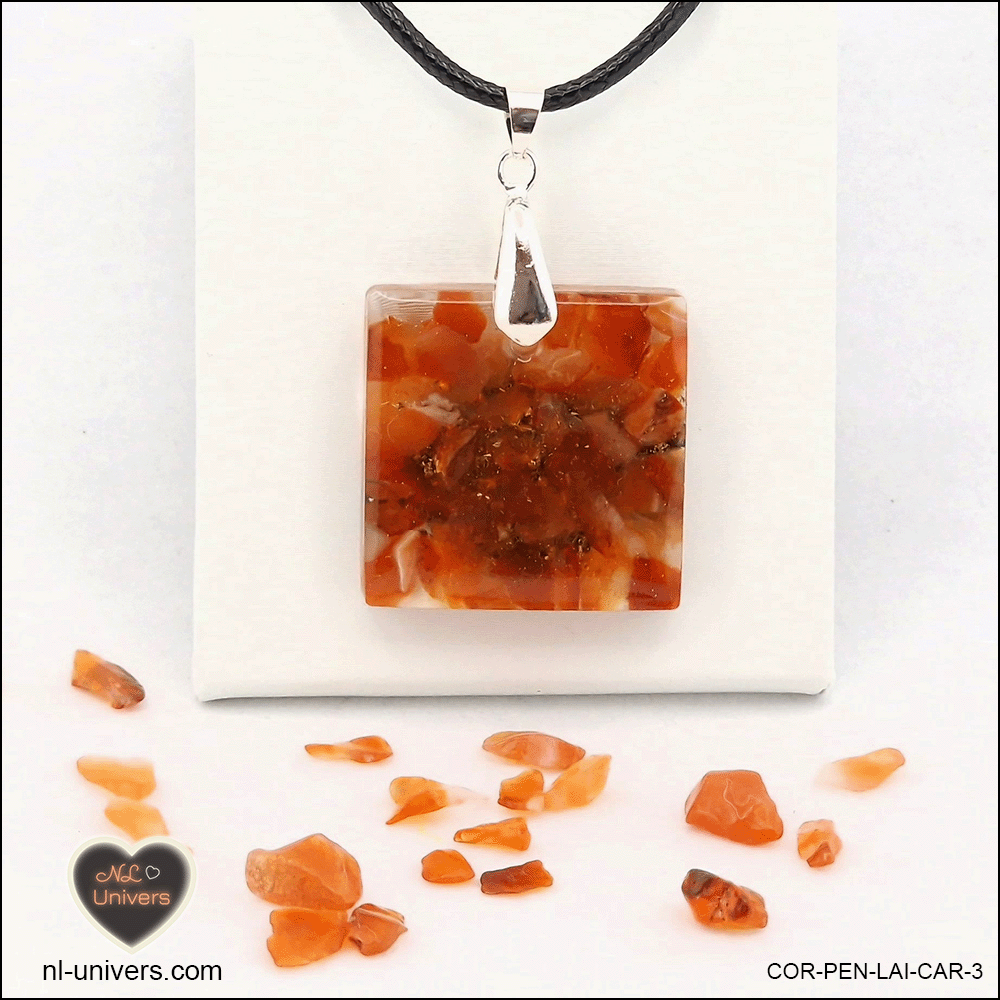 Pendentif Cornaline carré M.2 en orgonite laiton