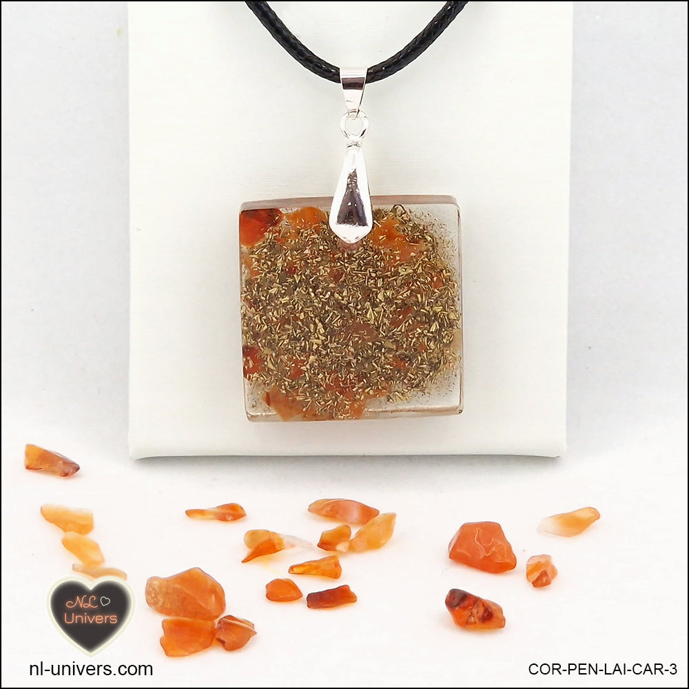 Pendentif Cornaline carré M.2 en orgonite laiton
