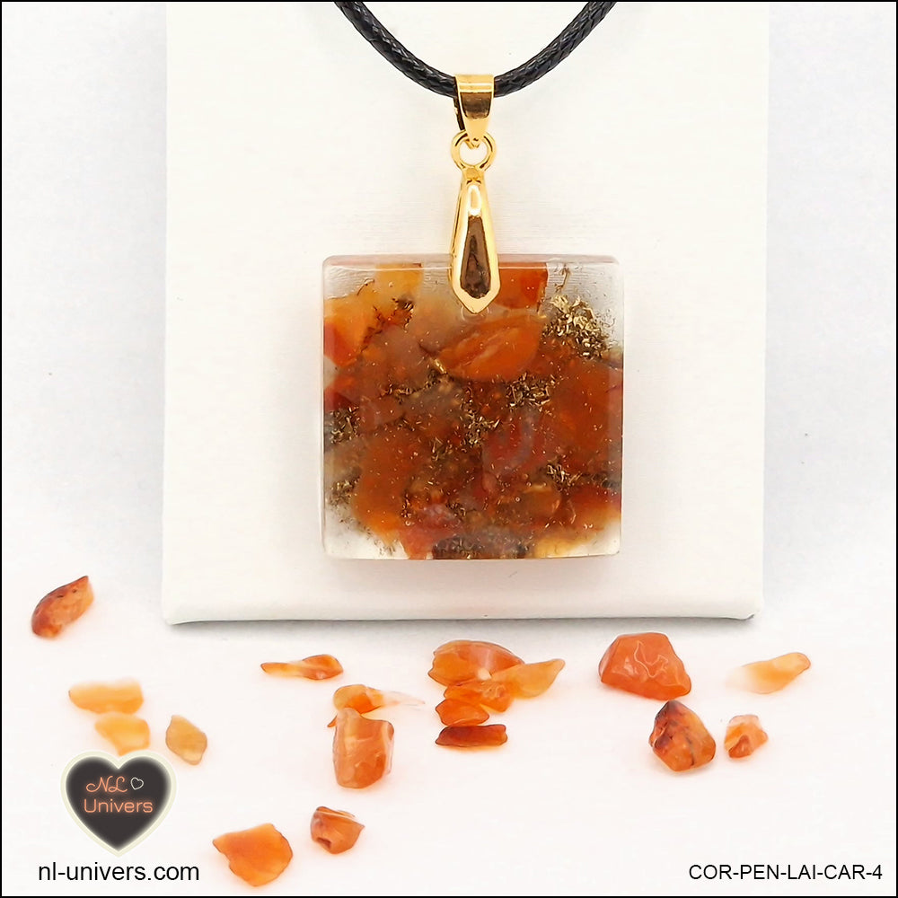 Pendentif Cornaline carré M.2 en orgonite laiton
