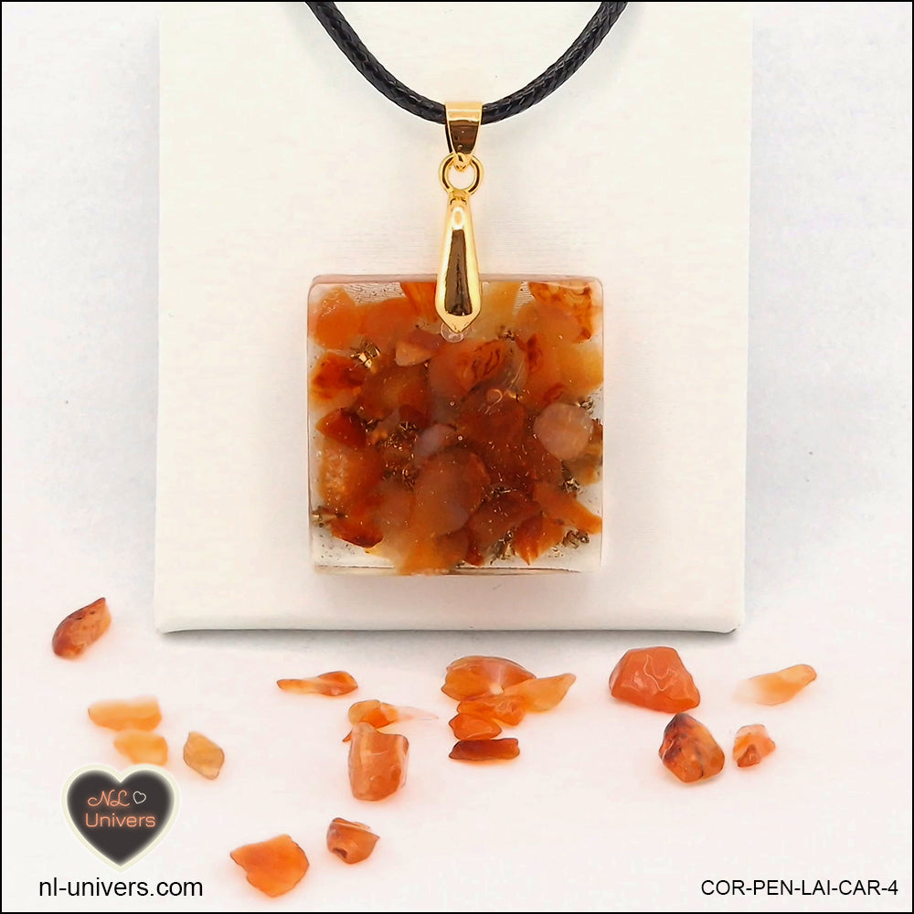 Pendentif Cornaline carré M.2 en orgonite laiton