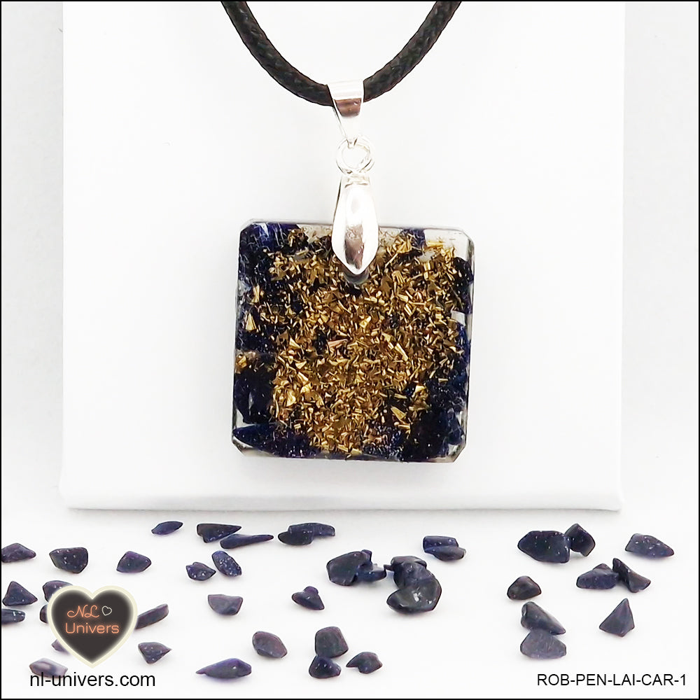 Pendentif Rivière d'or bleue carré M.1 en orgonite laiton