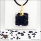 Pendentif Rivière d'or bleue carré M.1 en orgonite laiton