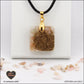 Pendentif Opale rose carré M.1 en orgonite laiton