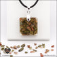 Pendentif Unakite carré M.1 en orgonite laiton