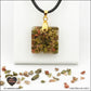 Pendentif Unakite carré M.1 en orgonite laiton