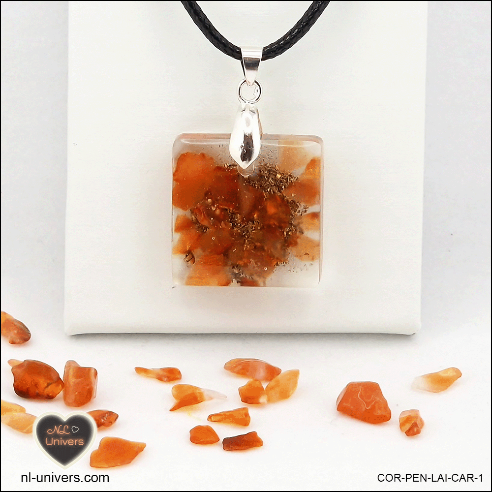 Pendentif Cornaline carré M.1 en orgonite laiton