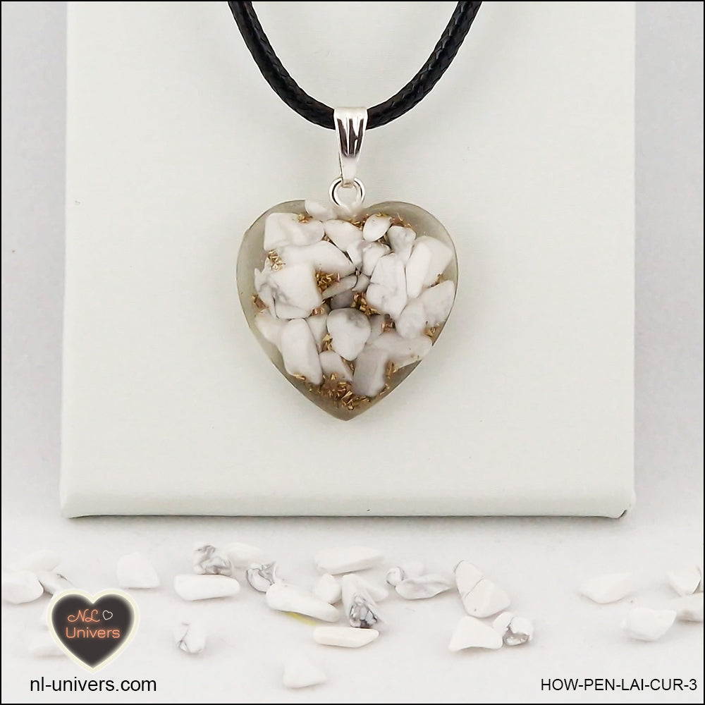 Pendentif Howlite-Magnésite cœur M.2 en orgonite laiton