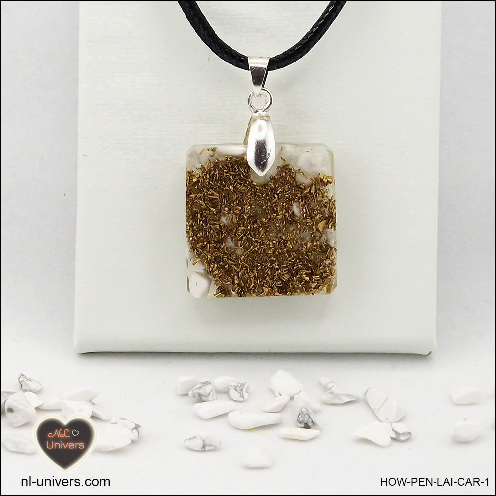 Pendentif Howlite-Magnésite carré M.1 en orgonite laiton