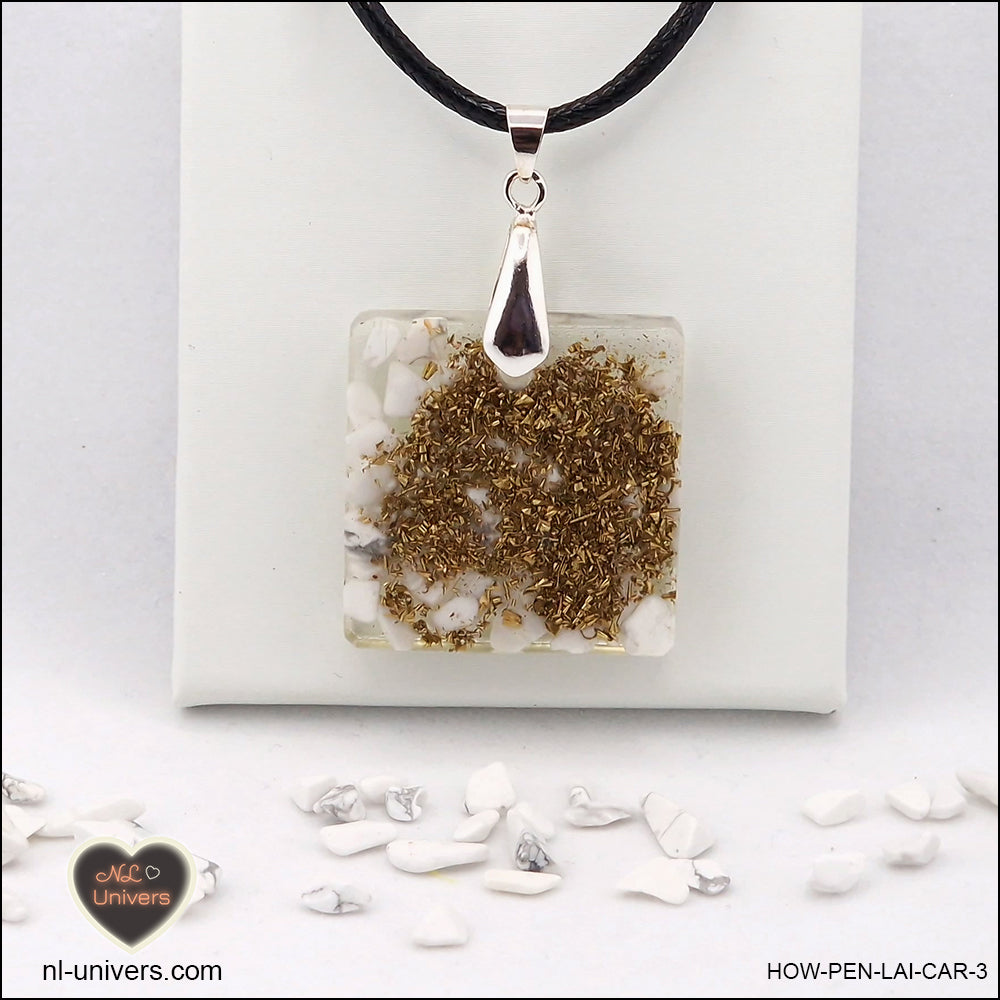 Pendentif Howlite-Magnésite carré M.2 en orgonite laiton