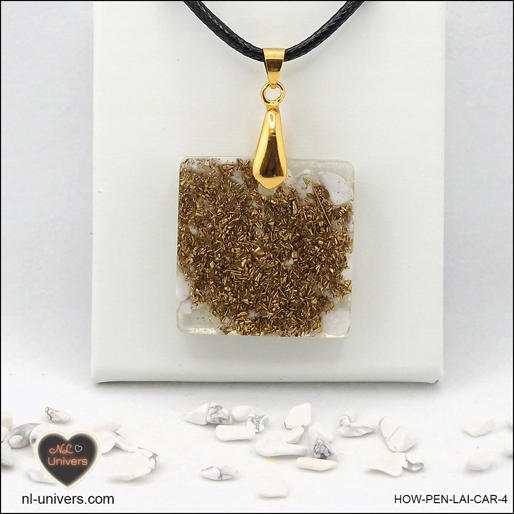 Pendentif Howlite-Magnésite carré M.2 en orgonite laiton