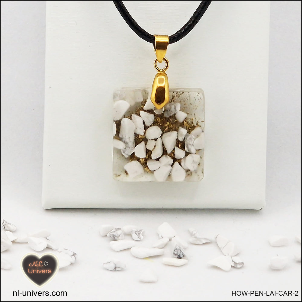 Pendentif Howlite-Magnésite carré M.1 en orgonite laiton