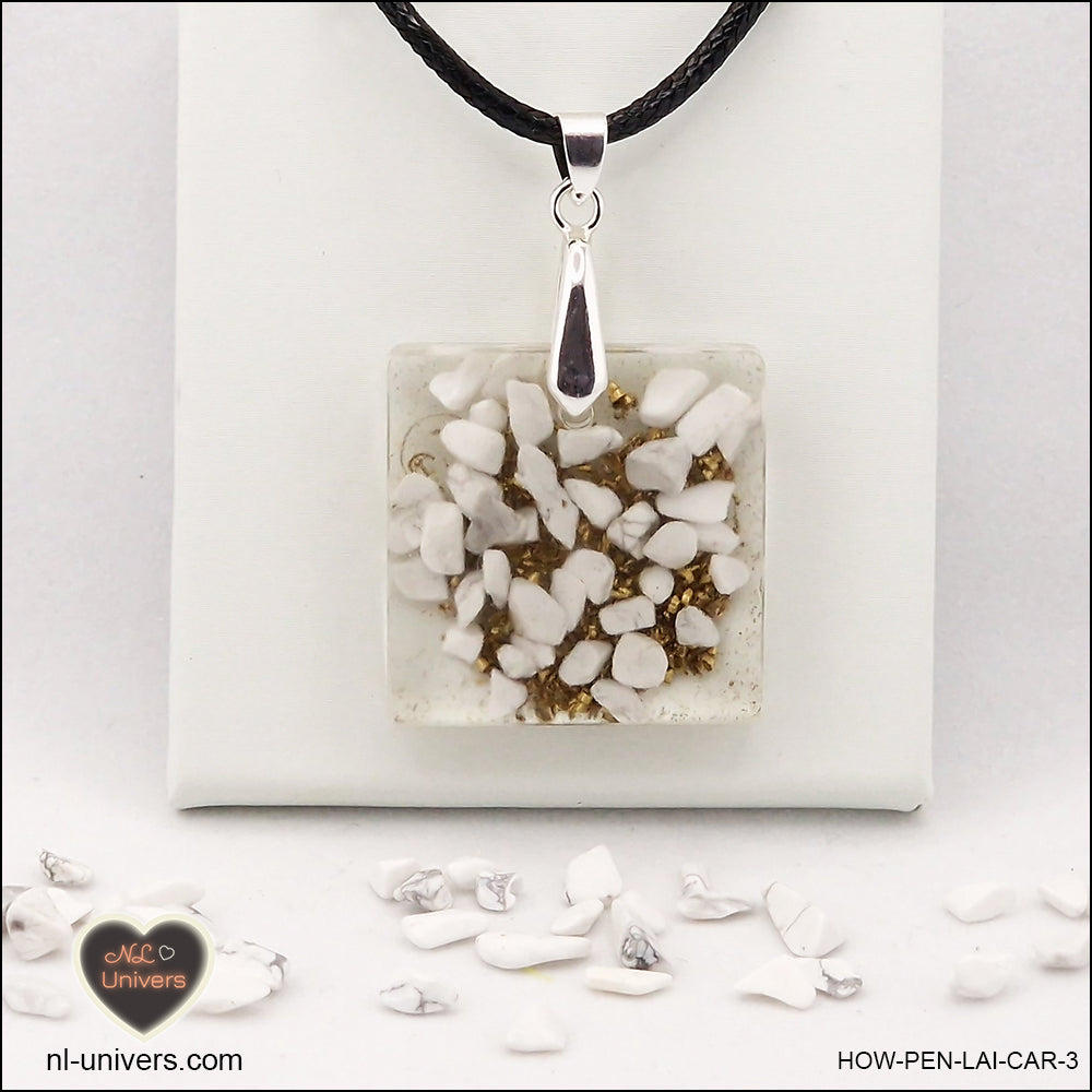 Pendentif Howlite-Magnésite carré M.2 en orgonite laiton