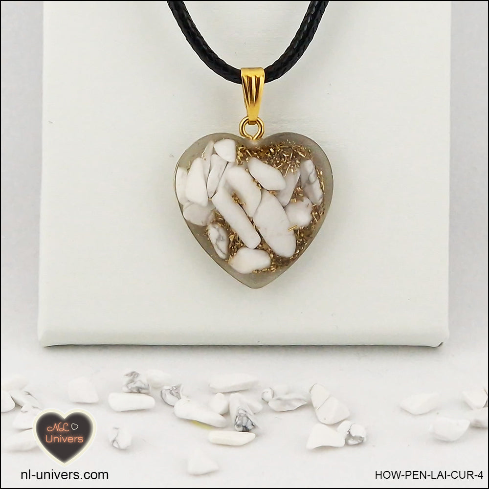 Pendentif Howlite-Magnésite cœur M.2 en orgonite laiton