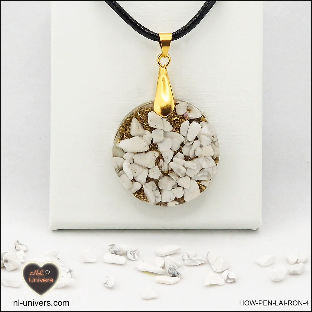 Pendentif Howlite-Magnésite rond M.2 en orgonite laiton