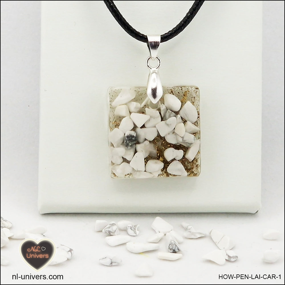 Pendentif Howlite-Magnésite carré M.1 en orgonite laiton