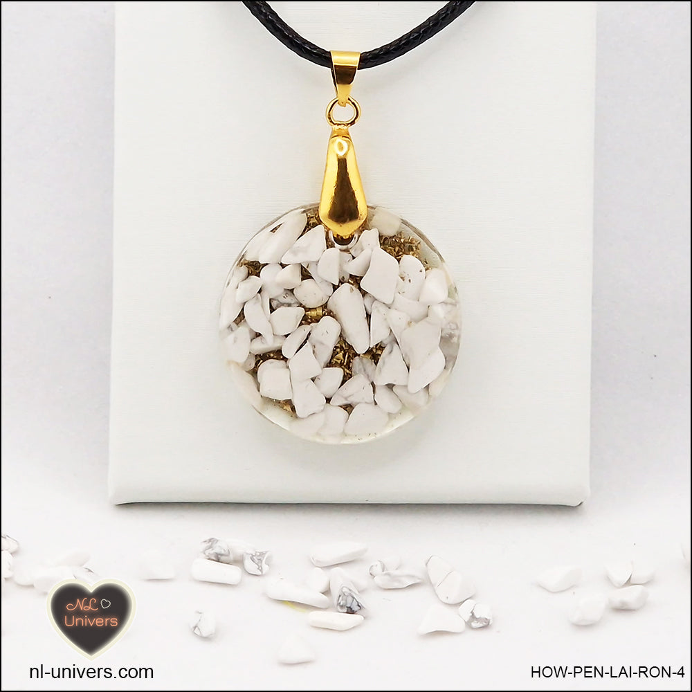 Pendentif Howlite-Magnésite rond M.2 en orgonite laiton