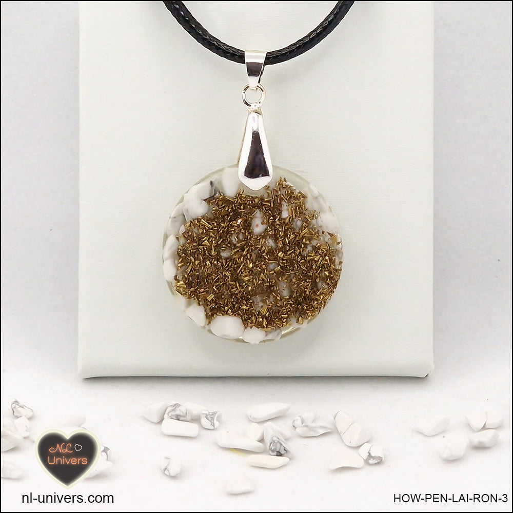 Pendentif Howlite-Magnésite rond M.2 en orgonite laiton