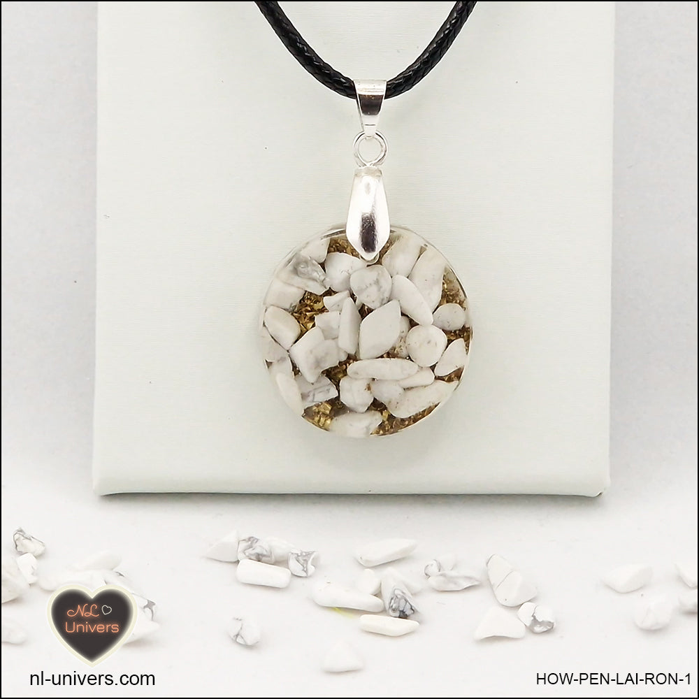 Pendentif Howlite-Magnésite rond M.1 en orgonite laiton