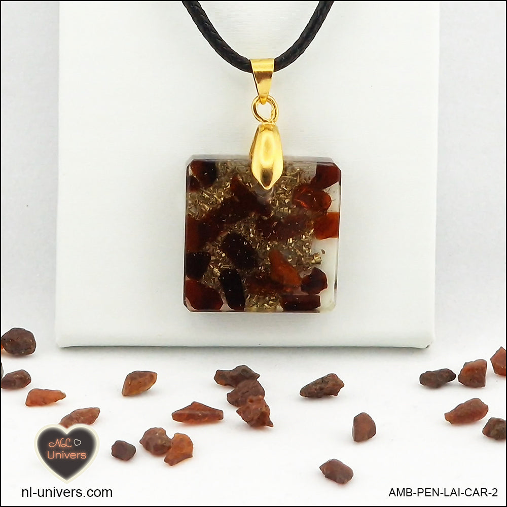 Pendentif Ambre carré M.1 en orgonite laiton