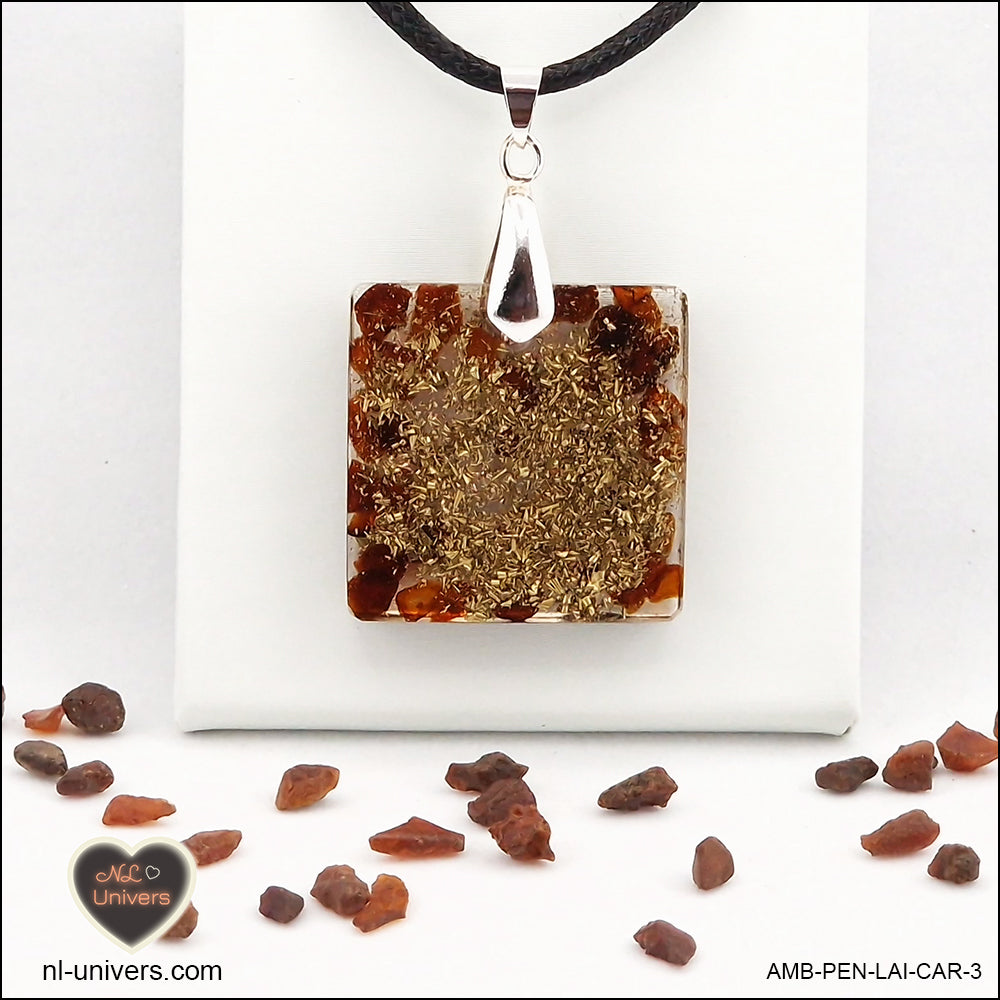 Pendentif Ambre carré M.2 en orgonite laiton