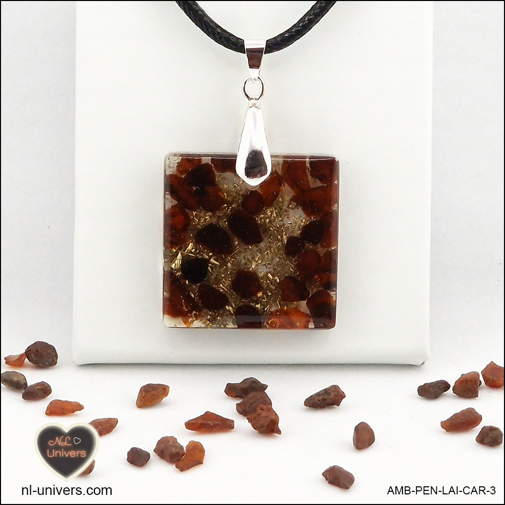 Pendentif Ambre carré M.2 en orgonite laiton