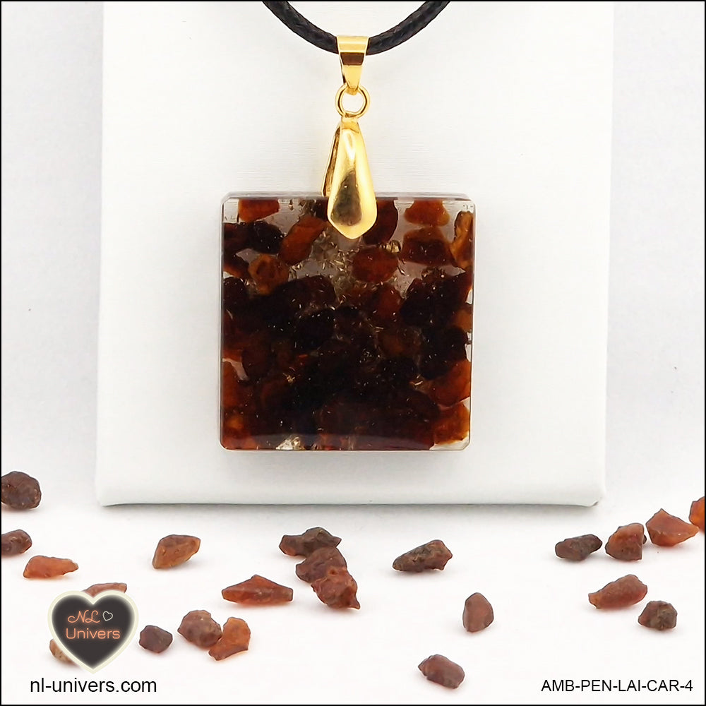 Pendentif Ambre carré M.2 en orgonite laiton