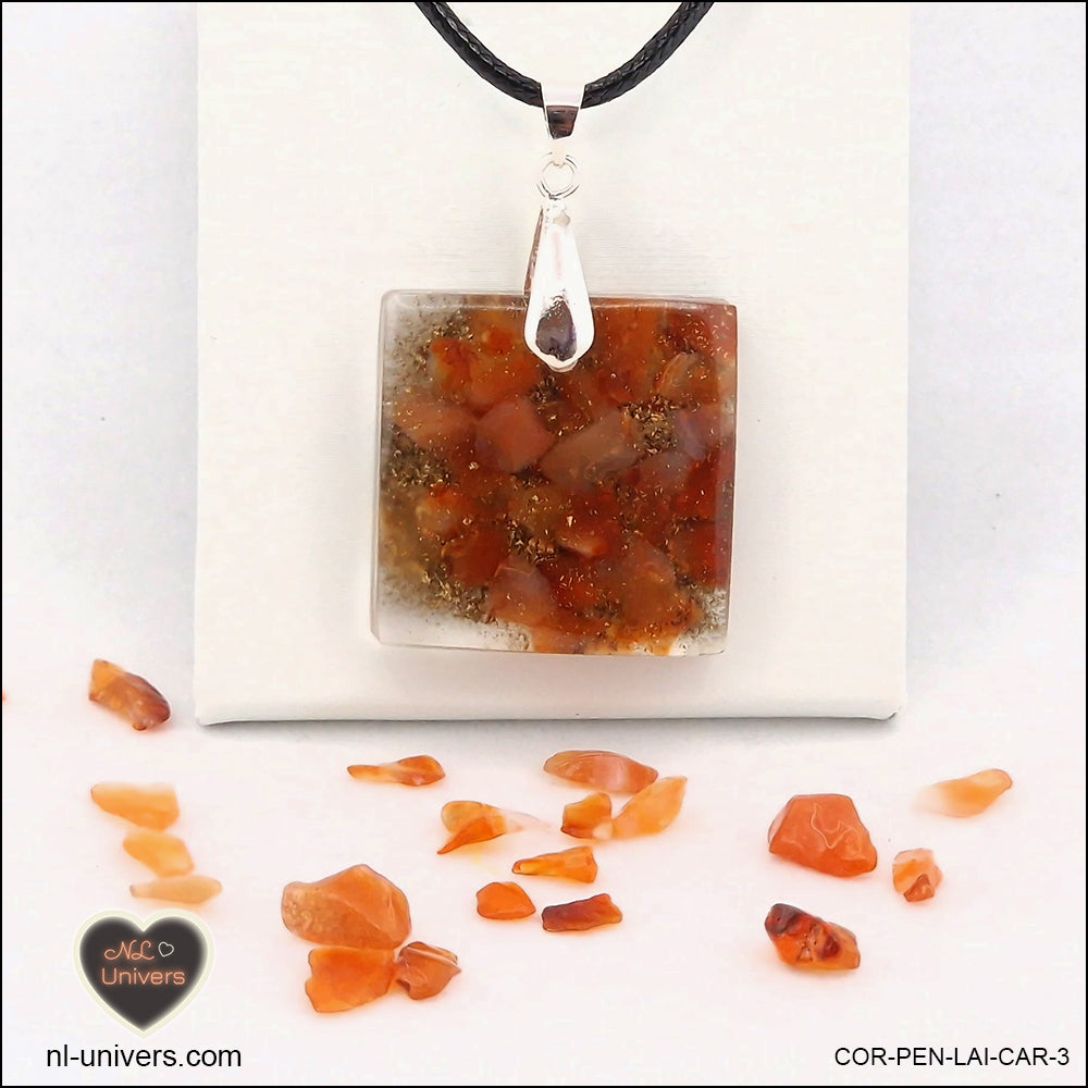 Pendentif Cornaline carré M.2 en orgonite laiton