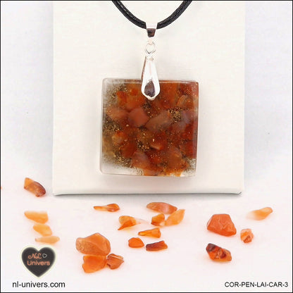 Pendentif Cornaline carré M.2 en orgonite laiton