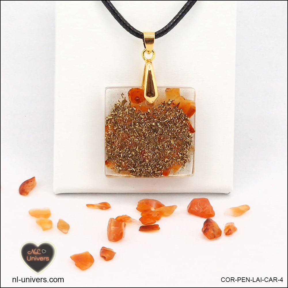 Pendentif Cornaline carré M.2 en orgonite laiton