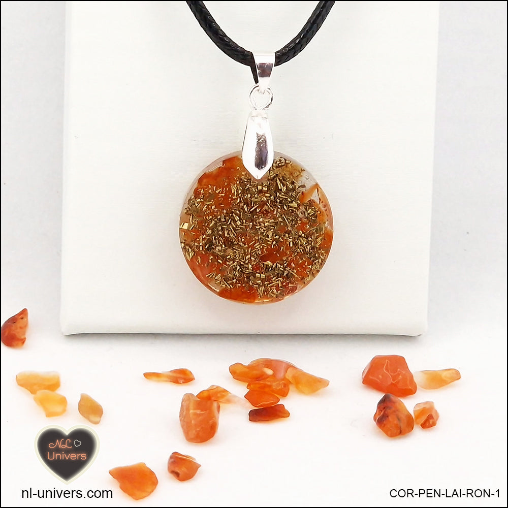 Pendentif Cornaline rond M.1 en orgonite laiton
