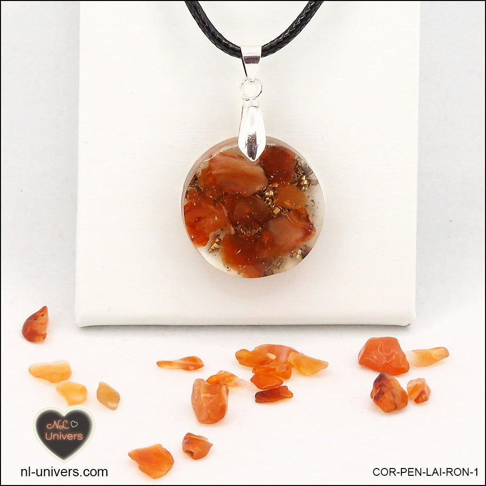 Pendentif Cornaline rond M.1 en orgonite laiton