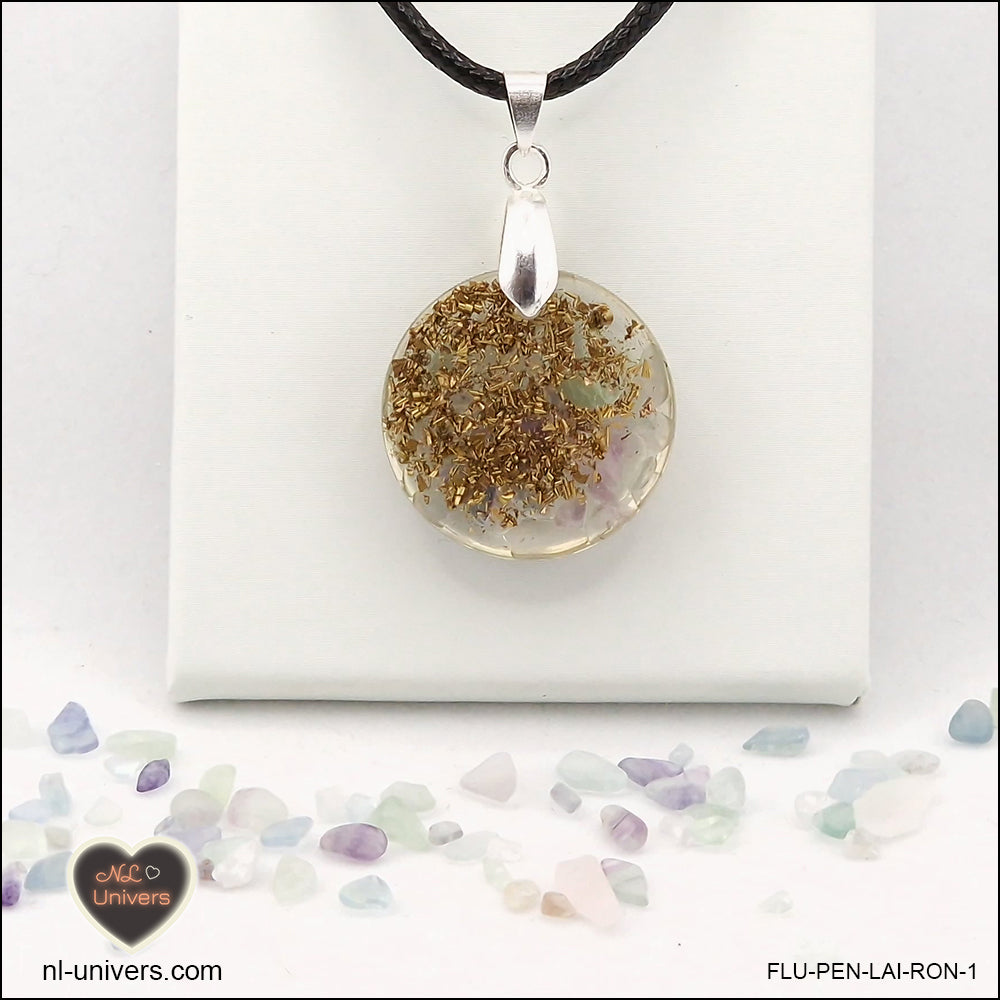 Pendentif Fluorite rond M.1 en orgonite laiton