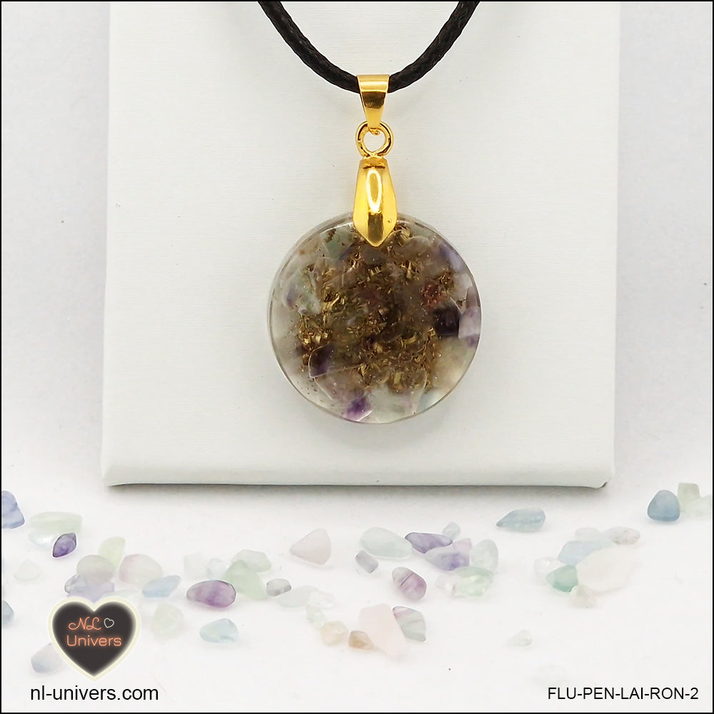 Pendentif Fluorite rond M.1 en orgonite laiton