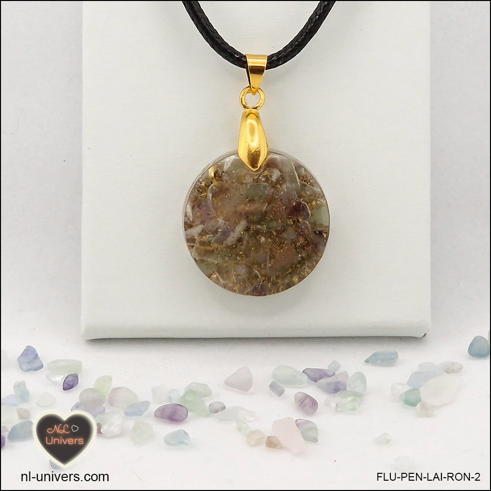 Pendentif Fluorite rond M.1 en orgonite laiton