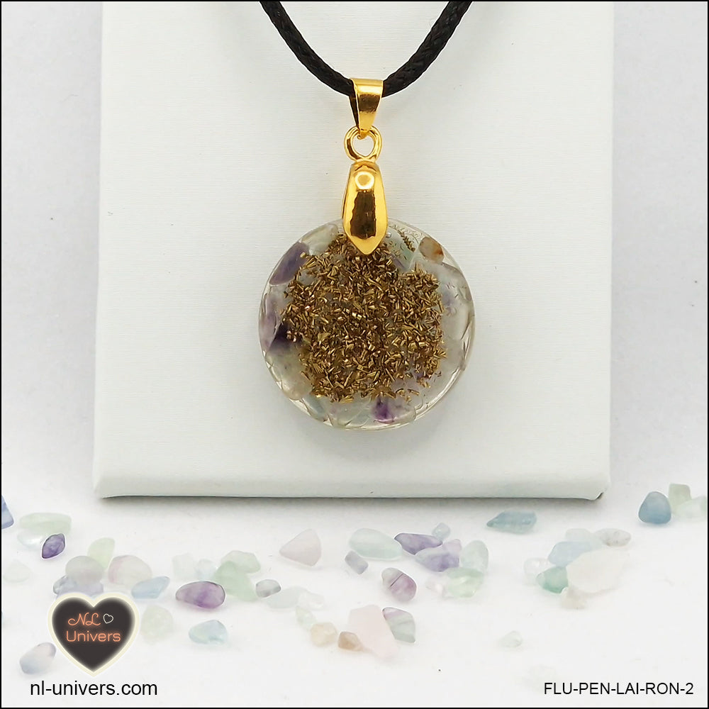Pendentif Fluorite rond M.1 en orgonite laiton