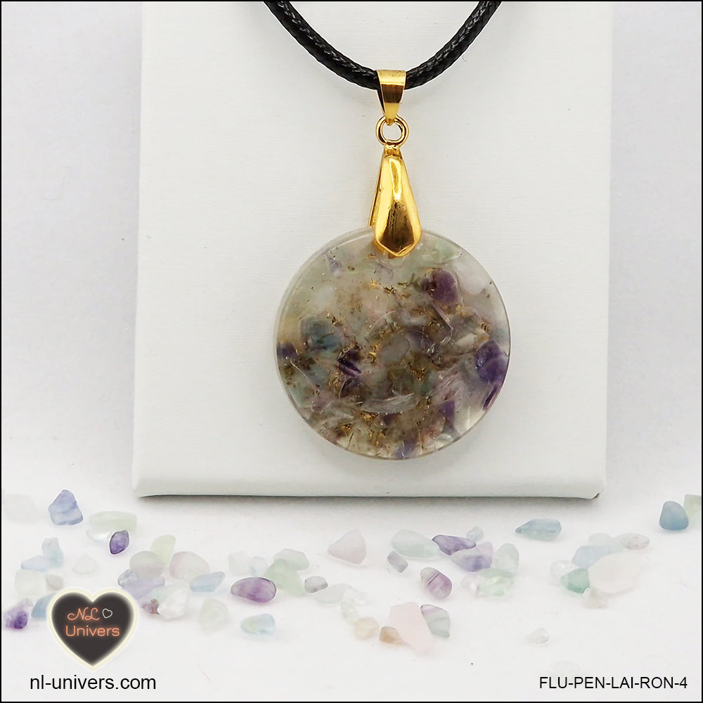 Pendentif Fluorite rond M.2 en orgonite laiton