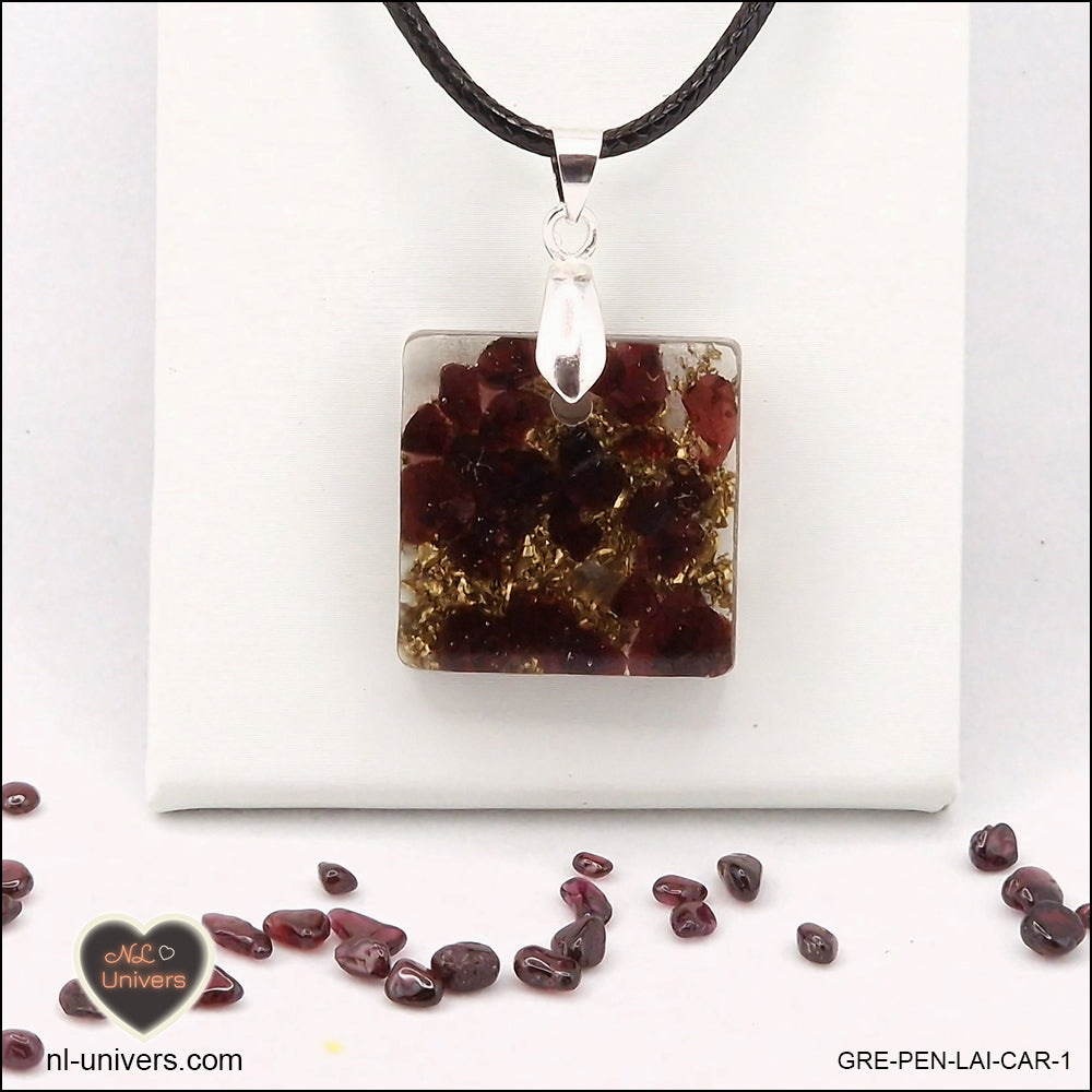 Pendentif Grenat carré M.1 en orgonite laiton