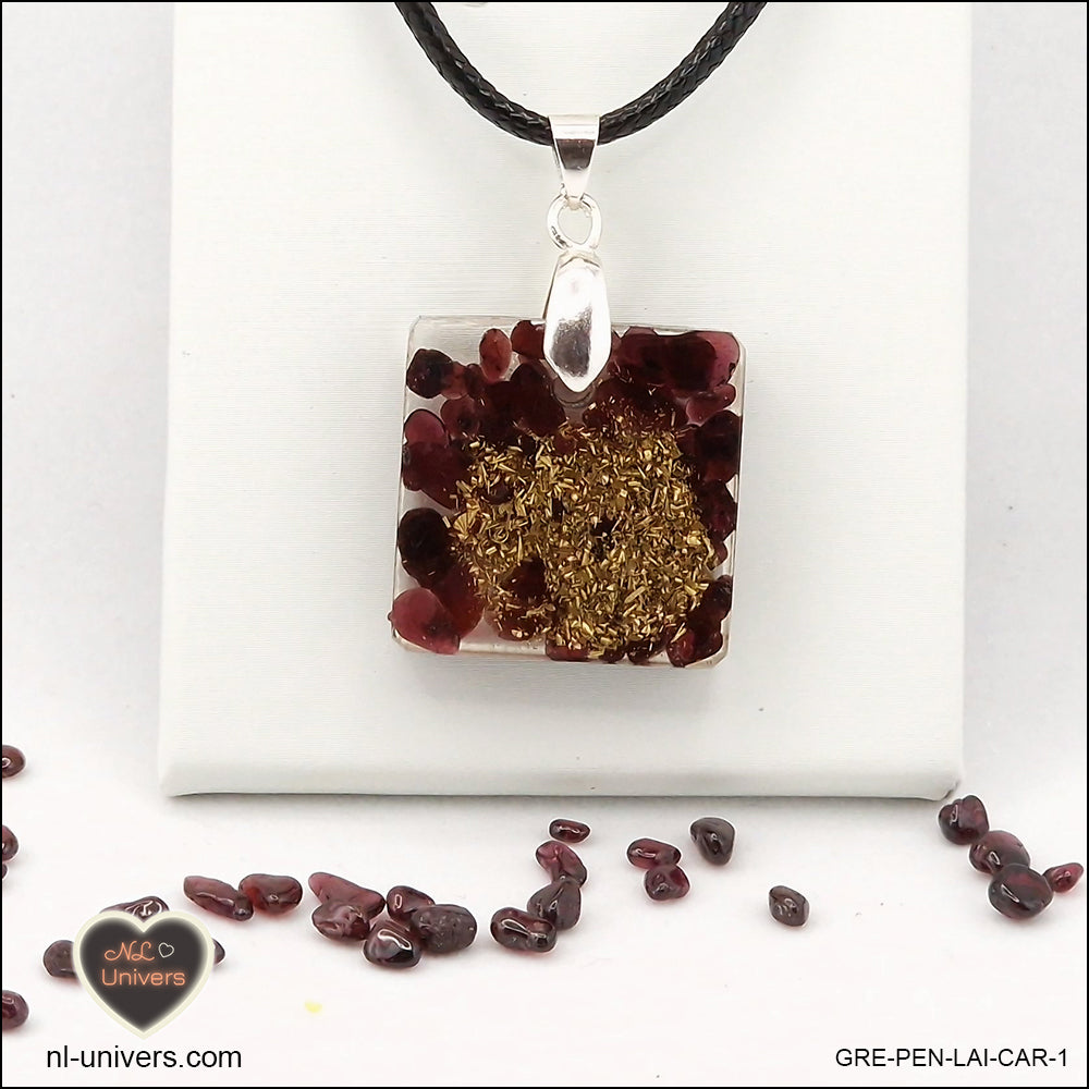 Pendentif Grenat carré M.1 en orgonite laiton