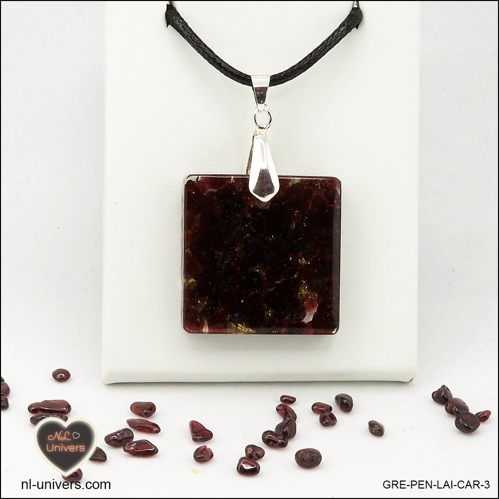 Square Garnet pendant M.2 in brass orgonite