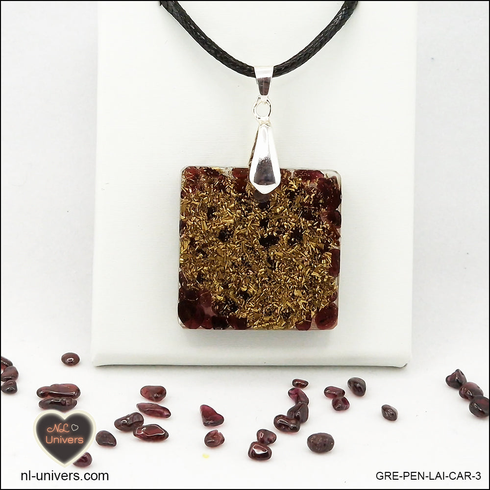 Square Garnet pendant M.2 in brass orgonite