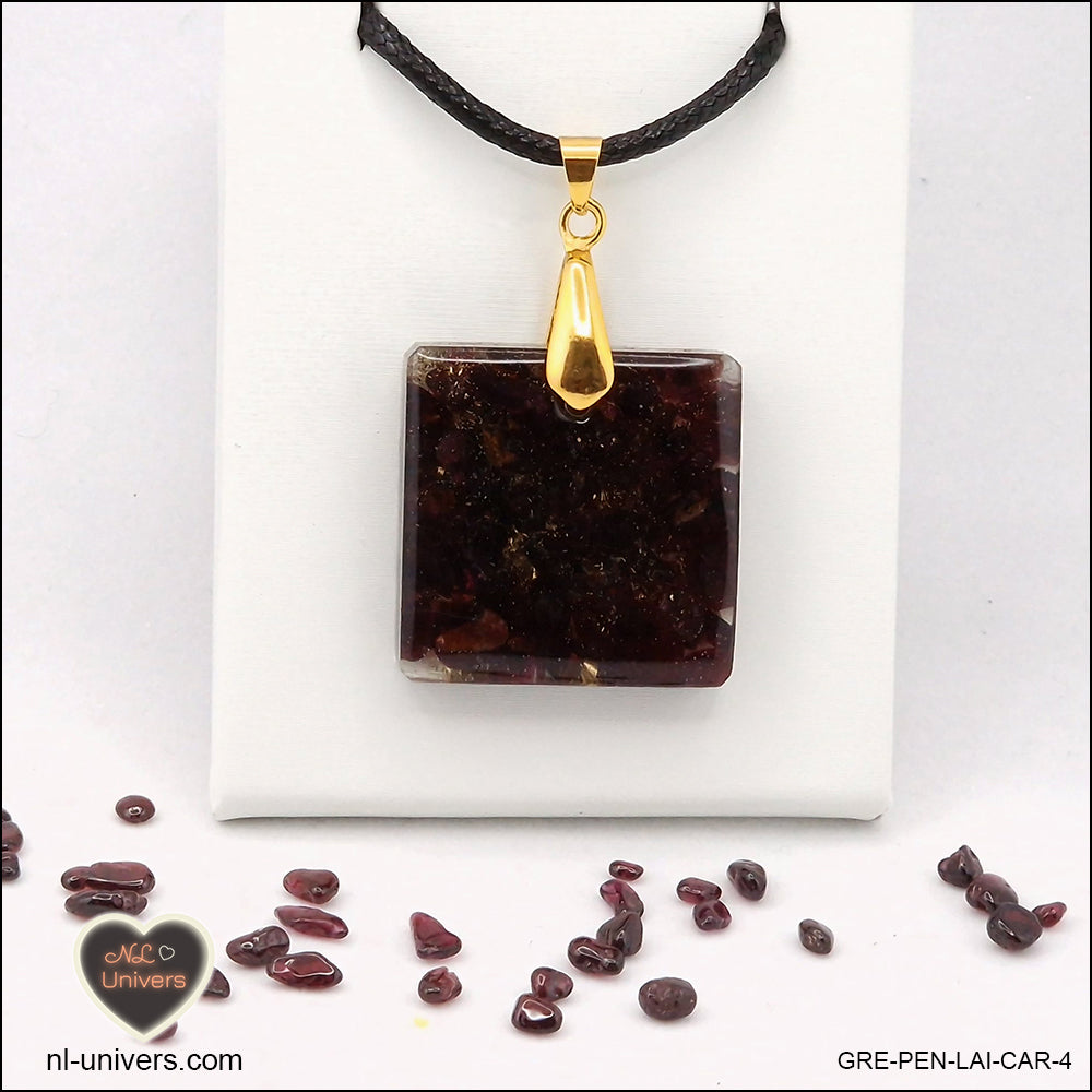 Square Garnet pendant M.2 in brass orgonite