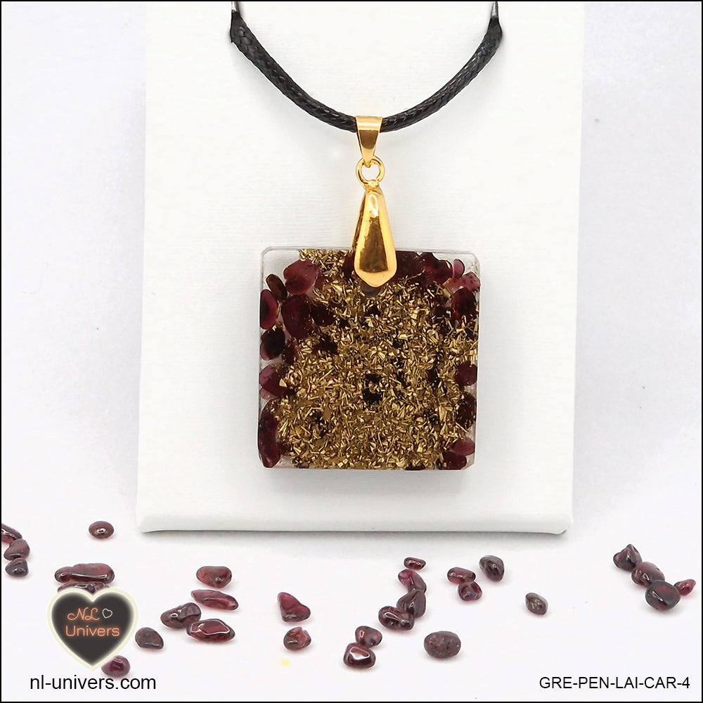 Square Garnet pendant M.2 in brass orgonite