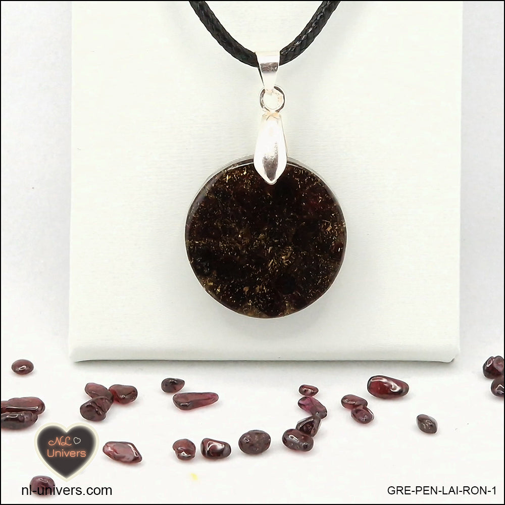 Round Garnet pendant M.1 in brass orgonite