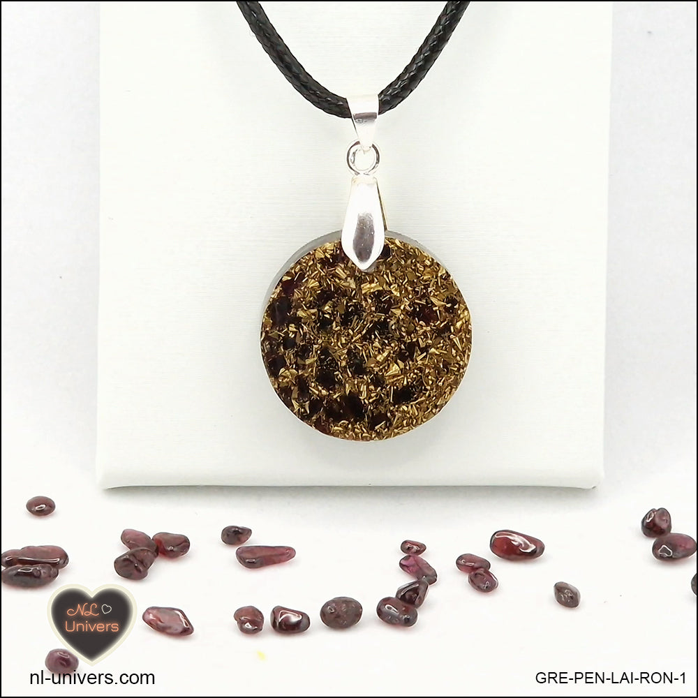 Round Garnet pendant M.1 in brass orgonite