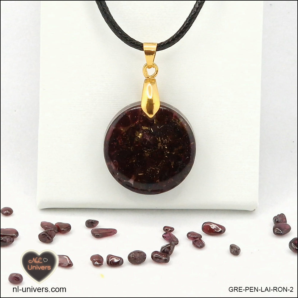 Pendentif Grenat rond M.1 en orgonite laiton