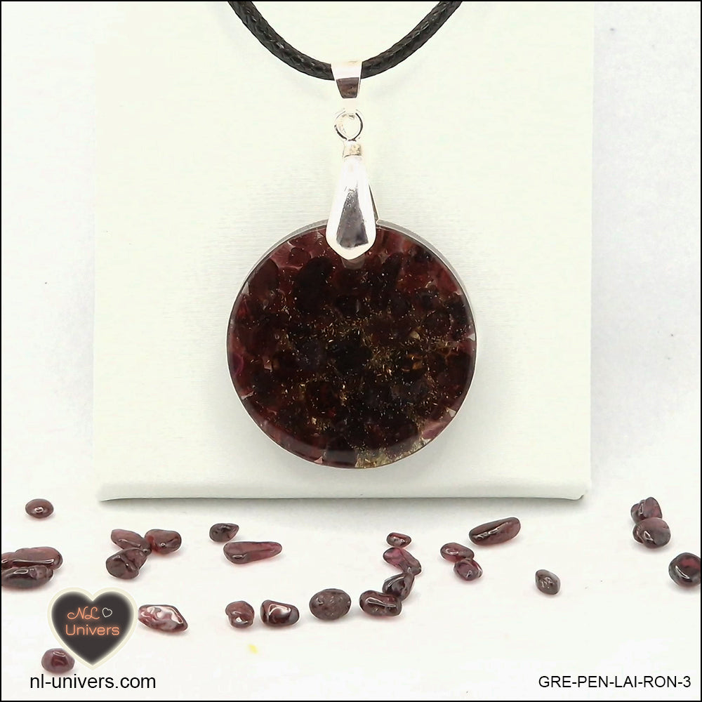 Pendentif Grenat rond M.2 en orgonite laiton