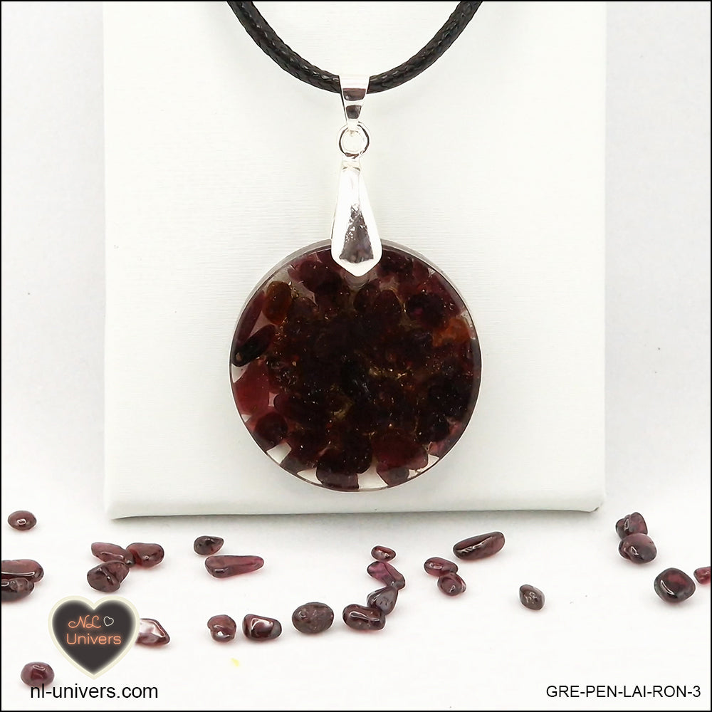 Pendentif Grenat rond M.2 en orgonite laiton