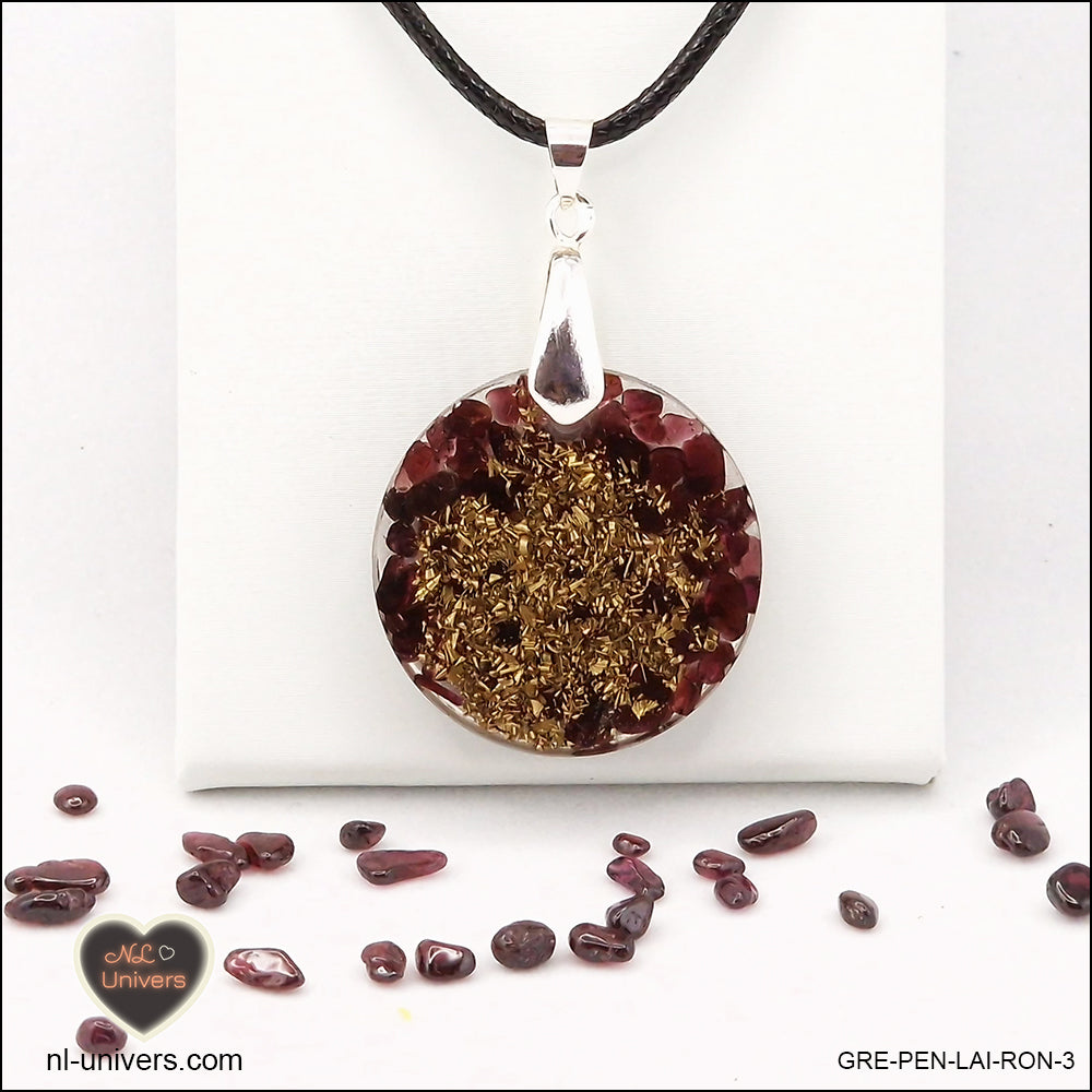 Pendentif Grenat rond M.2 en orgonite laiton