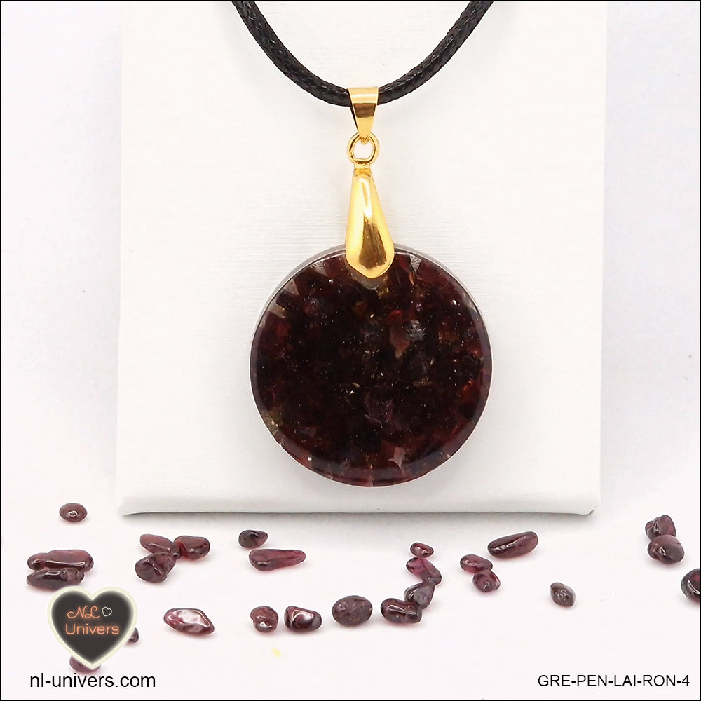 Pendentif Grenat rond M.2 en orgonite laiton